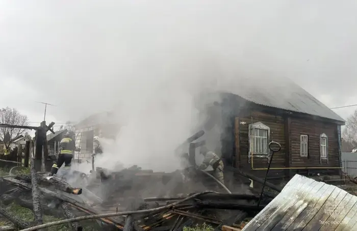 В Кирово-Чепецком районе произошел пожар в доме, а в Кирове во время движения загорелся автомобиль марки «Опель».