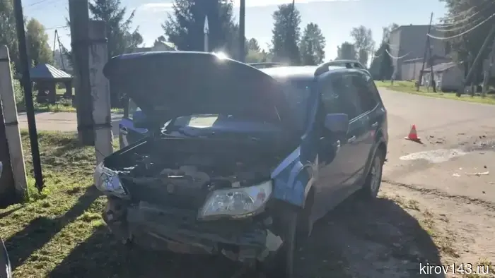 В Тужe «Субару» столкнулась с «Грантой» и наехала на пешехода.