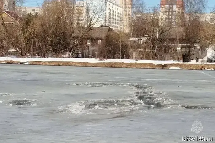 Прохожие помогли девочкам, которые провалились под лед.
