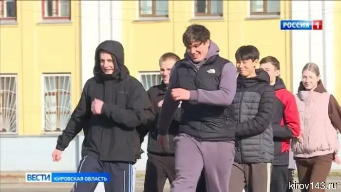 На Театральной площади кадеты и юнармейцы продемонстрировали свои навыки в строевой подготовке.