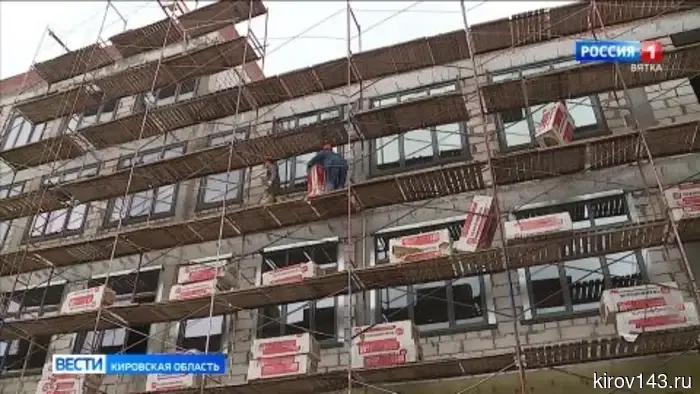 На улице Торфяной в Озерках продолжается возведение школы.