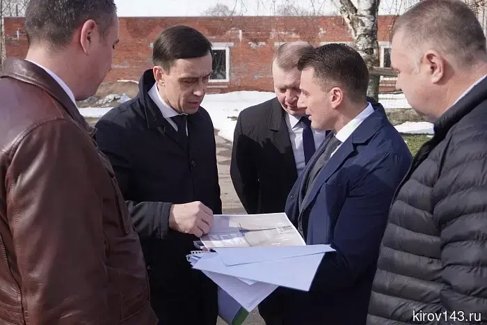 Переход в Кировской больнице скорой помощи планируют сдать к осени.