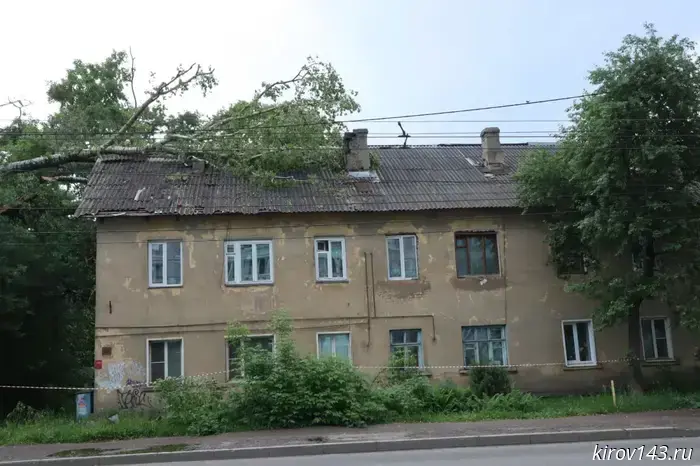 In Kirov, an emergency tree broke through the roof of an apartment building