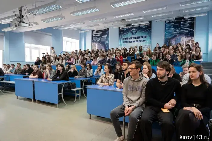 Известный политолог Дарья Кислицына, родом из города Кирова, сделала выступление перед студентами и сотрудниками Вятского государственного университета.