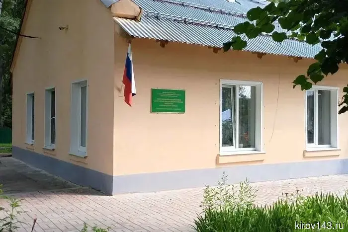 В поселке Октябрьский обновили фасад отделения геронтологии.