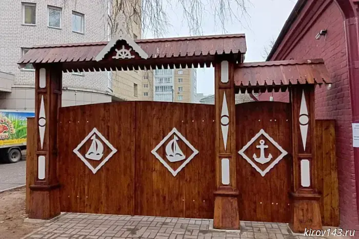 Carved "sea" gates unveiled at the Grin Museum in Kirov.