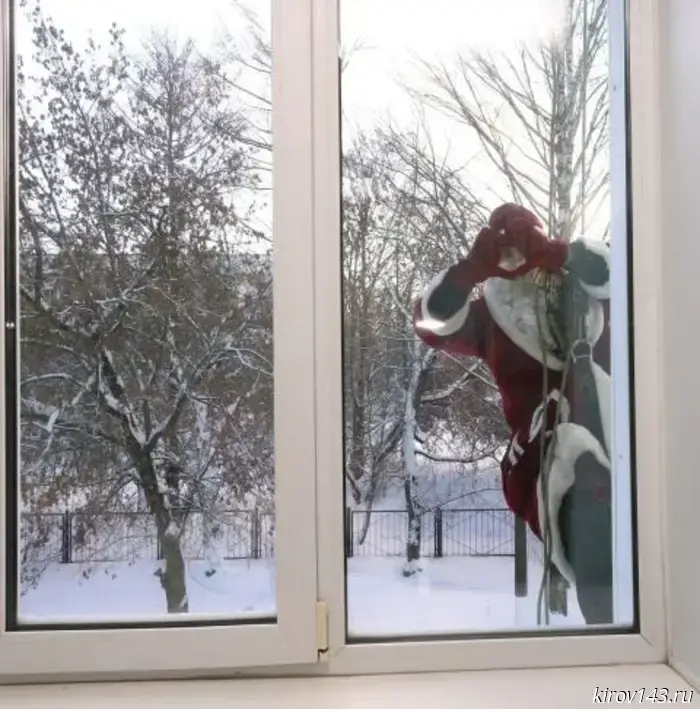 В Кировский Центр травматологии прибыли Деды Морозы.