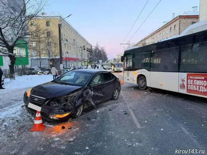 In Kirov, on Vladimirskaya Street, two cars and a bus collided.
