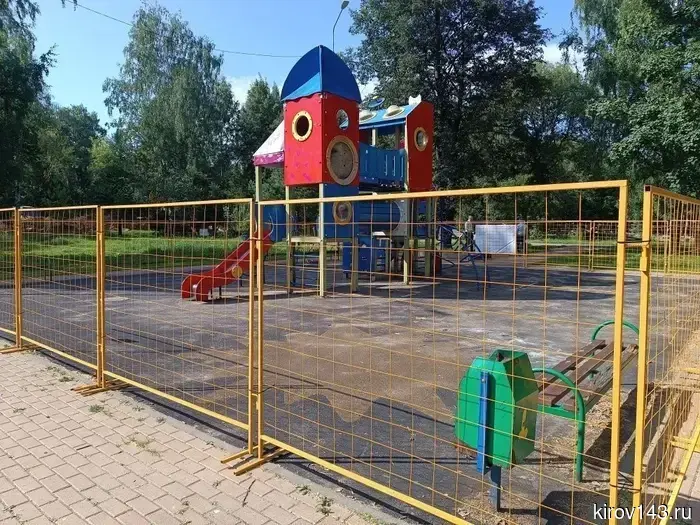 В Кировской филармонии стартовали работы по обновлению детской площадки.