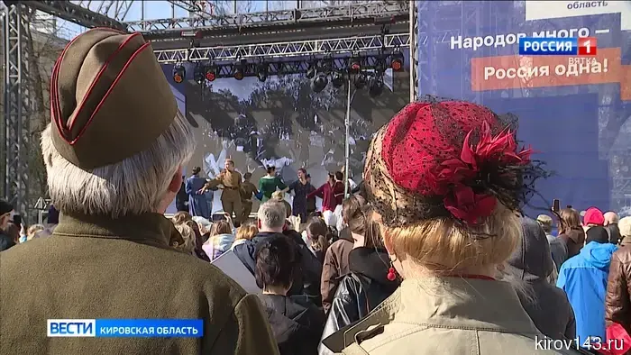 В Кирове 9 мая прошли «Бал Победы» и выставка ретро-автомобилей.