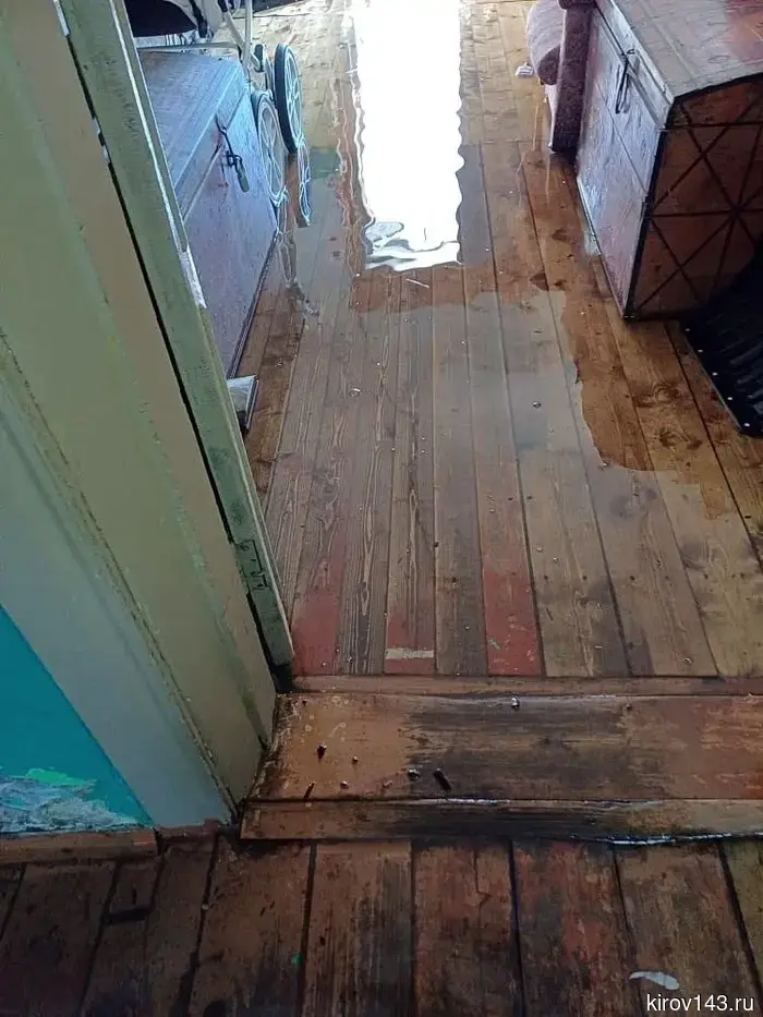 "Walked in boots through the living room": the house in Murashi has turned into a branch of Venice