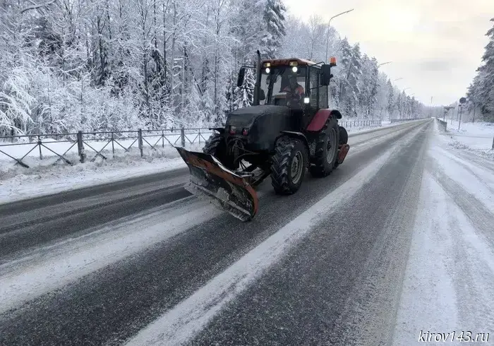 Более 4000 километров дорог Кировской области обработали от гололеда