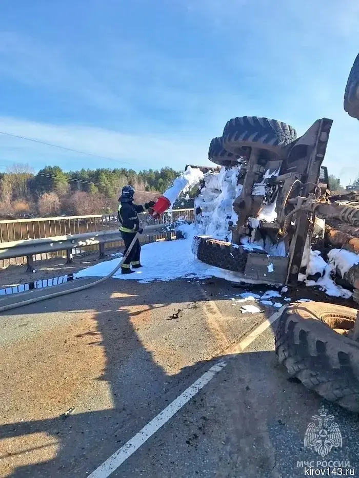 На трассе в Кировской области перевернулся лесовоз