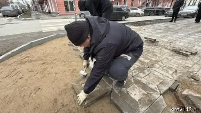 В Кирове на улице Московской проводят работы по восстановлению брусчатки и бордюров.