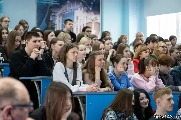 Известный политолог Дарья Кислицына, родом из города Кирова, сделала выступление перед студентами и сотрудниками Вятского государственного университета.