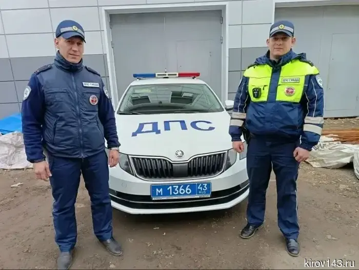 Сотрудники ГИБДД оказали помощь в тушении пожара на дачном участке в Яранске.