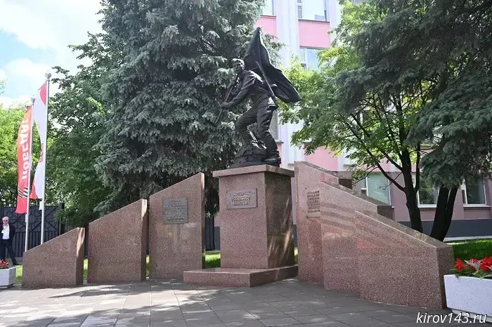 В Слободском установлен памятник Знаменосцу Победы Григорию Булатову.