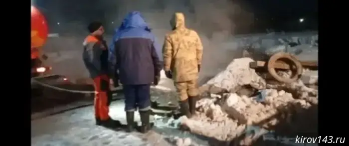 Службы города Кирова оперативно устраняют аварию на теплосетях в слободе Курочкины