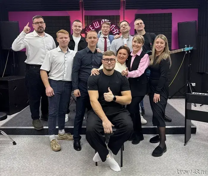 Сотрудники Ново-Вятки организовали настоящее новогоднее представление: завод радушно встречает 2026 год под звуки музыки и с улыбками на лицах!