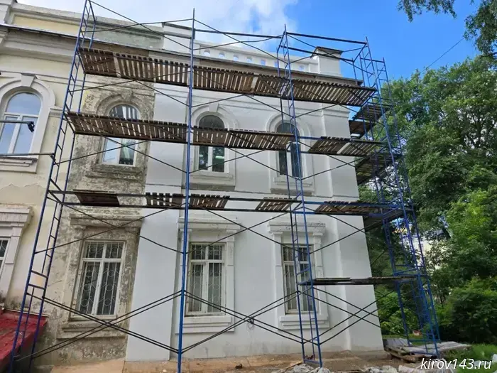 In Kirov, the façade of the polyclinic of the Center for Medical Rehabilitation is being restored.