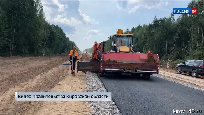 В Подосиновском районе на участке Пинюг — Скрябино впервые проводится укладка асфальта.