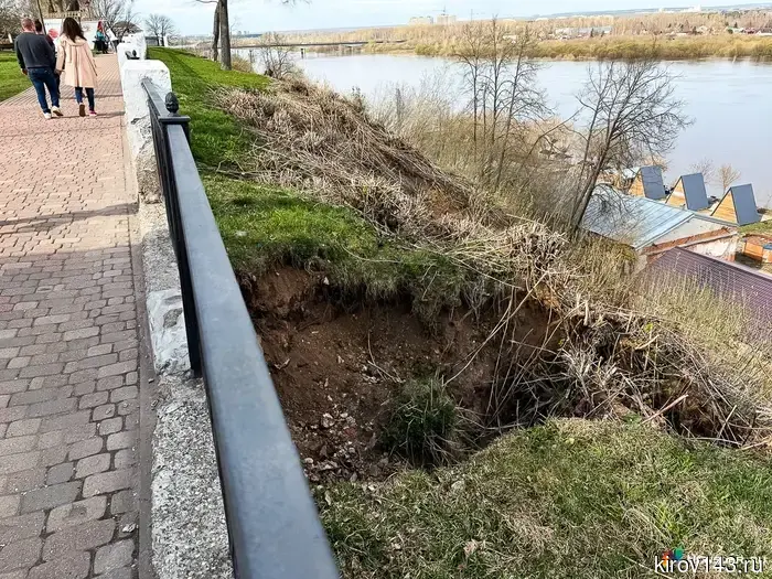 A huge sinkhole has formed on Green Embankment in Kirov.