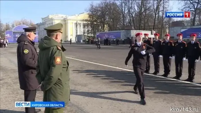 На Театральной площади кадеты и юнармейцы продемонстрировали свои навыки в строевой подготовке.