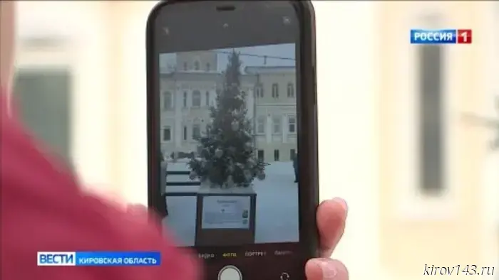 В Кирове на пешеходной улице Спасской проходит конкурс на самую эффектную ёлку.