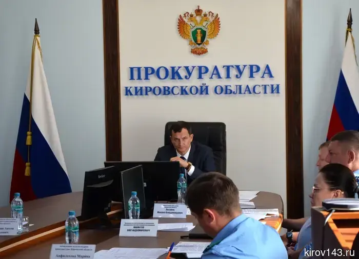 Сход снега на ребёнка и повреждённые фасады: прокуратура Кировской области завершила проверку работы управляющих компаний.