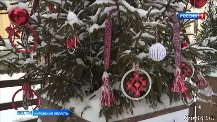 В Кирове на пешеходной улице Спасской проходит конкурс на самую эффектную ёлку.