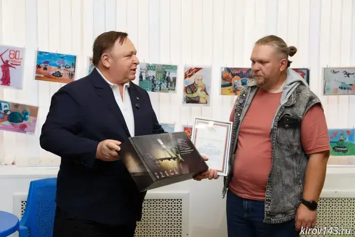 Олег Валенчук вручил награды поисковикам из Кирова.