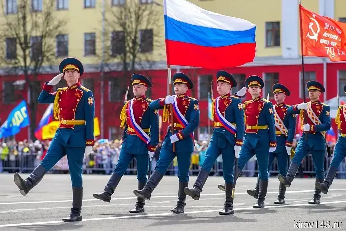 На Театральной площади Кирова отпраздновали День Победы
