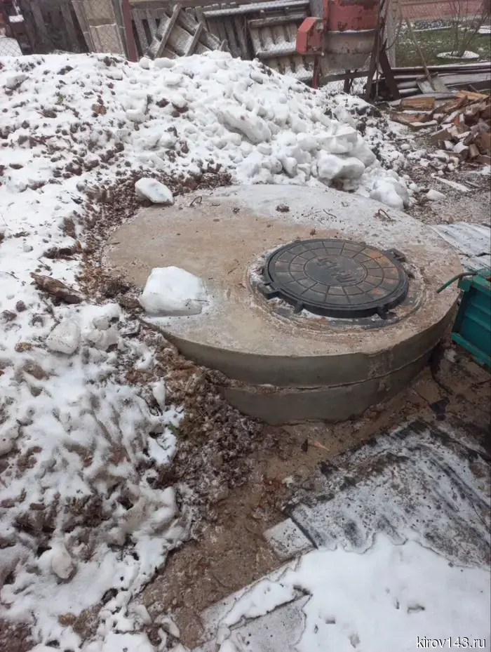 Жительницу Слободского вынудили закрыть выгребную яму после жалоб от соседа.