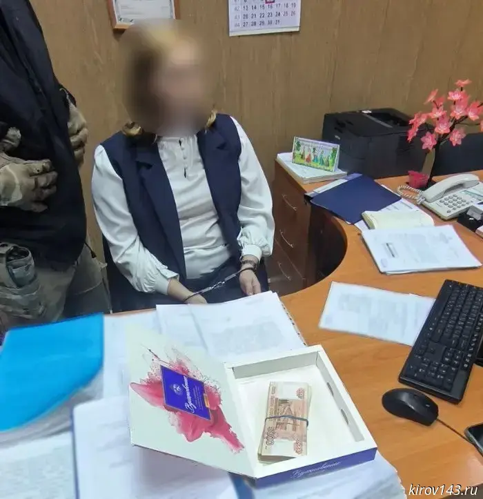 The deputy head of the administration was detained while receiving a large bribe.