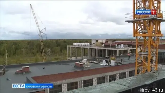 На улице Торфяной в районе Озерки продолжается возведение школы.