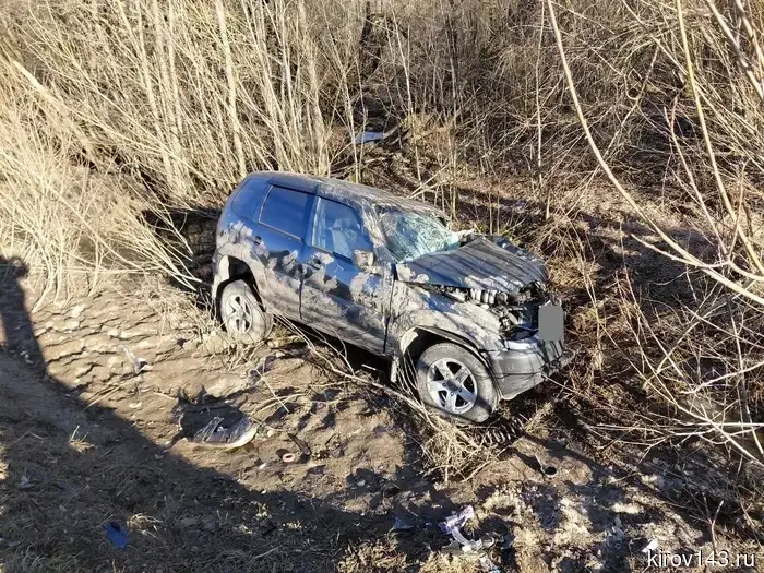 После аварии с грузовиком «Нива» съехала с дороги в Кирово-Чепецком районе.