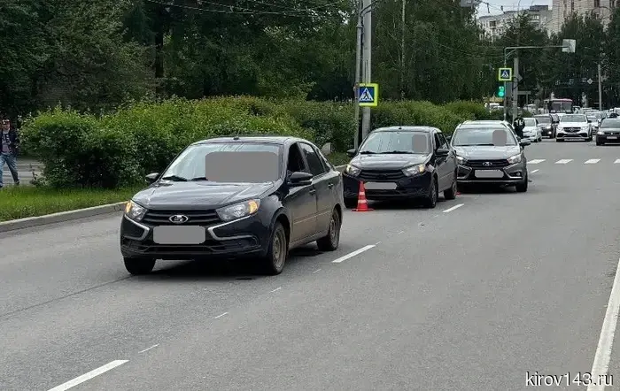 В Кирове на улице Воровского произошло столкновение четырех автомобилей.