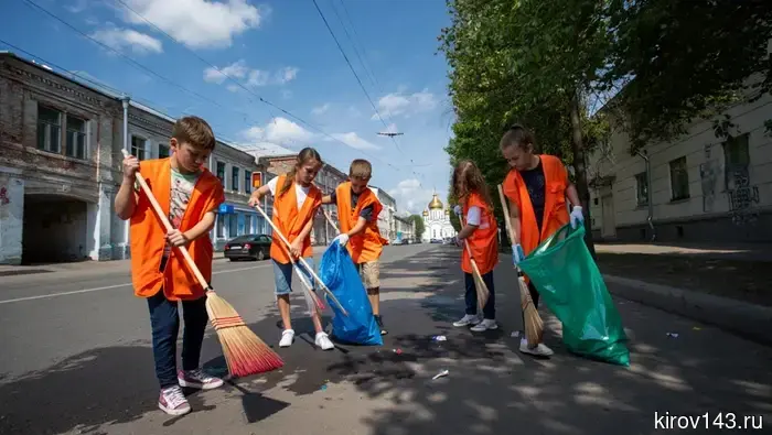 In Kirov, thousands of schoolchildren will spend their holidays cleaning the streets.