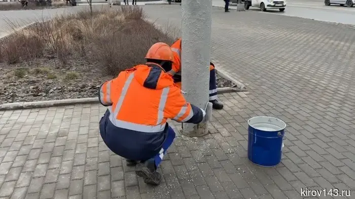 In Kirov, they started painting the contact network supports.