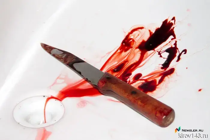 Пенсионер нанес удар ножом своей знакомой.