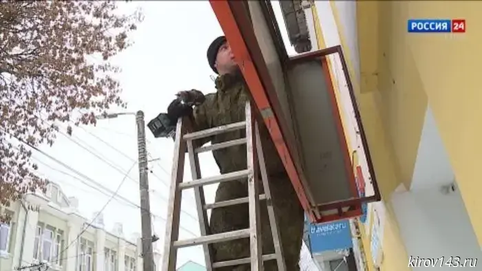 В Кирове демонтируют вывески торговых точек, которые нарушают правила благоустройства