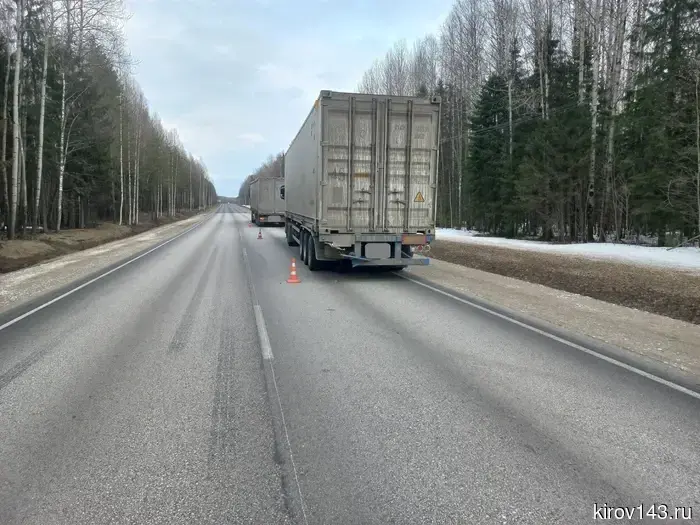 В районе Белая Холуница произошло столкновение двух грузовиков.