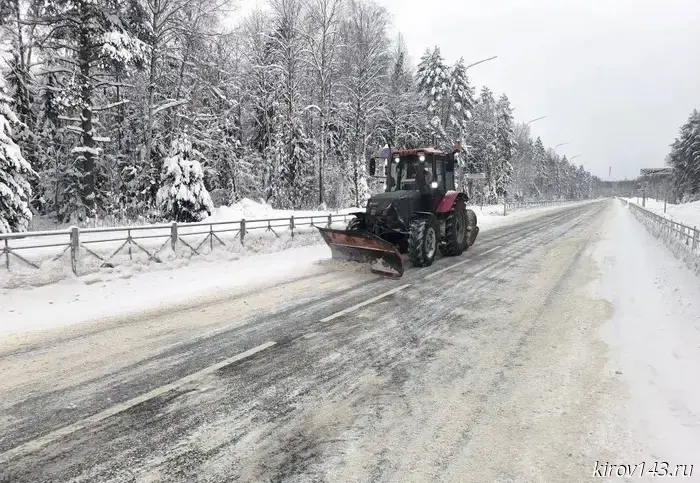 За праздничные дни в Кировской области обработали более 25 000 километров дорог