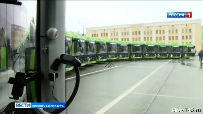 Александр Соколов вместе с депутатами Борисом Весниным и Андреем Березиным передали ключи от 15 новых автобусов жителям Кирова.