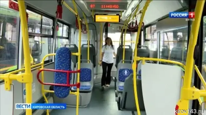 Александр Соколов вместе с депутатами Борисом Весниным и Андреем Березиным передали ключи от 15 новых автобусов жителям Кирова.