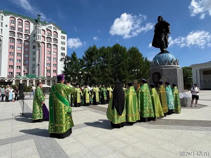 В Кирове прошел молебен, приуроченный к Дню рождения Святого Благоверного князя Александра Невского.