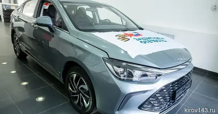 Фонд «Защитники Отечества» вручил ветерану СВО автомобиль с ручным управлением