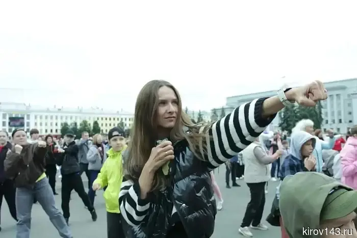 Зарядка с чемпионкой собрала на Театральной площади сотни кировчан в День молодёжи