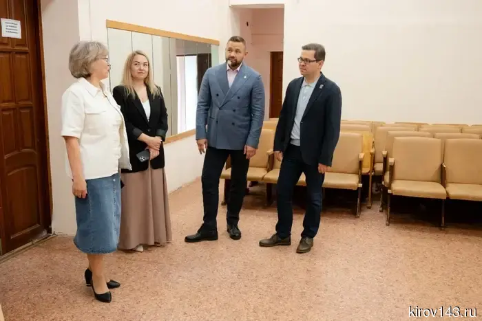 Борис Веснин проверил ход ремонта домов культуры и библиотек в Садаковском, Костино, Бахте и Русском