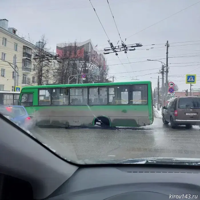 На Московской образовалась затор из-за автобуса без одного колеса.